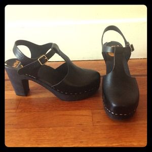 Swedish Hasbeens all-black clogs