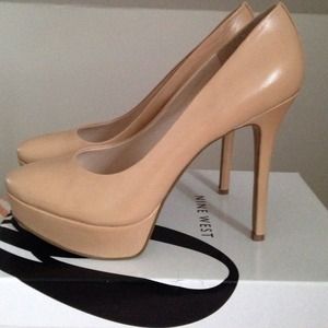 Nude pumps