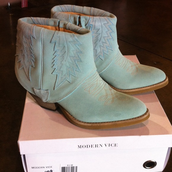 mint cowboy boots