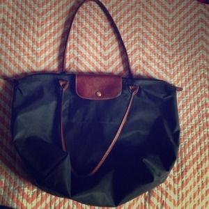 Grey medium sized longchamp