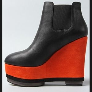 Color blocked boot wedge