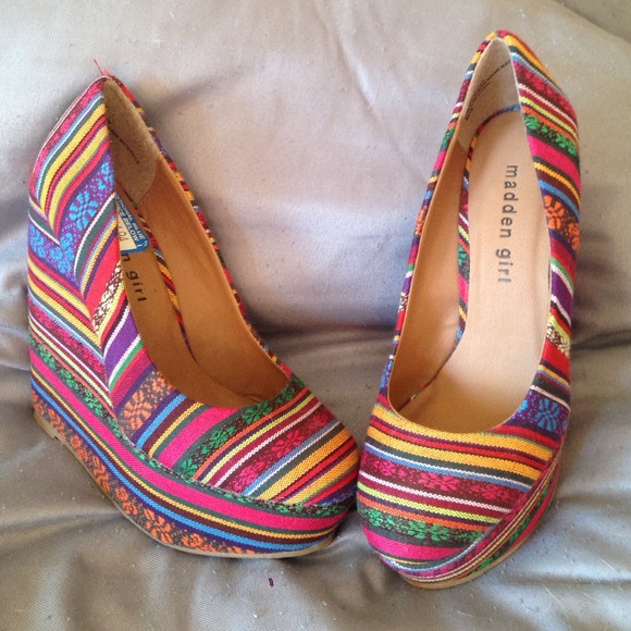 Colorful/ tribal/cute Steve Madden wedges!!