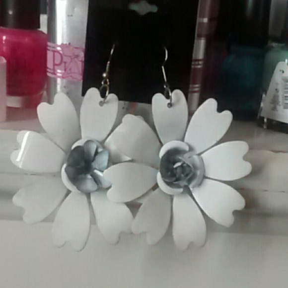 Big white flower earrings