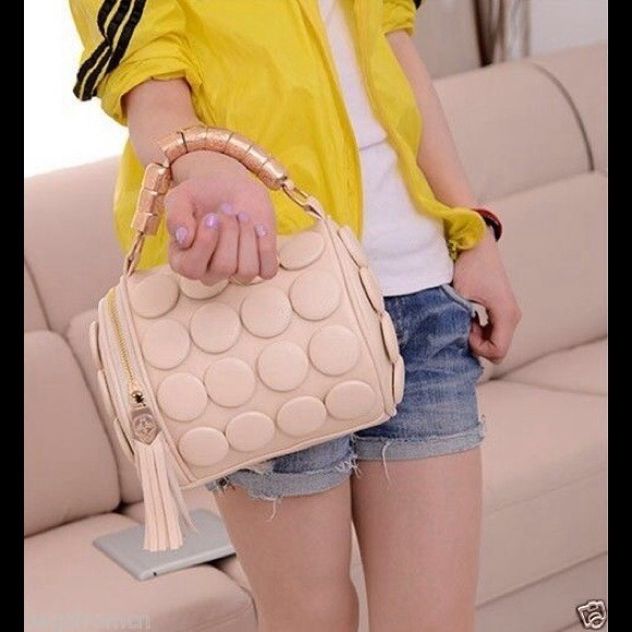 Handbags - 🌻CROSS BODY MESSENGER BAG WITH TASSEL🌻 IN CREAM
