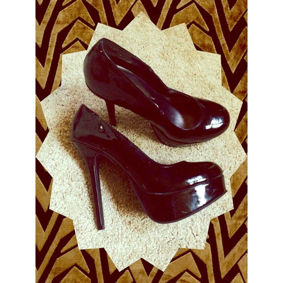 Black pumps