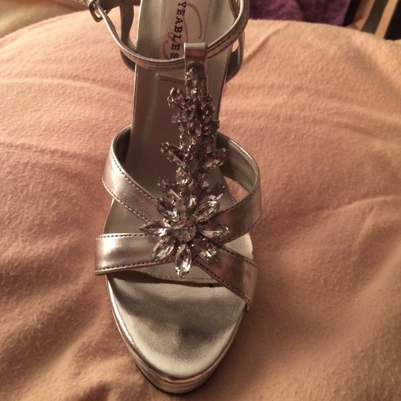 Silver heels - Picture 2 of 4