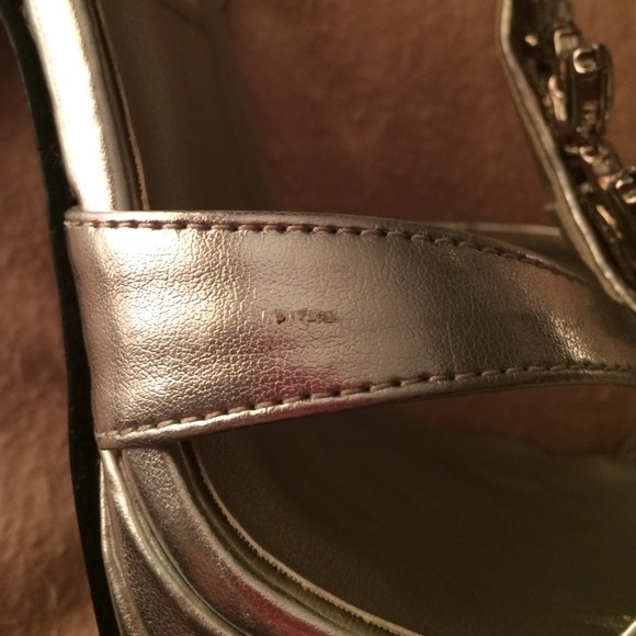 Silver heels - Picture 3 of 4