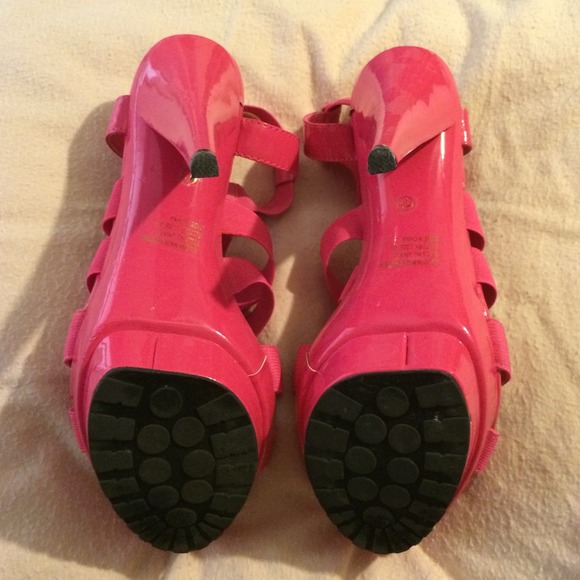 Hot pink high heels! - Picture 3 of 3