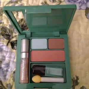 Bundle make up For @tsmith17175