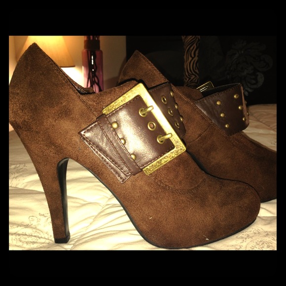 Super cute womens brown suede booties