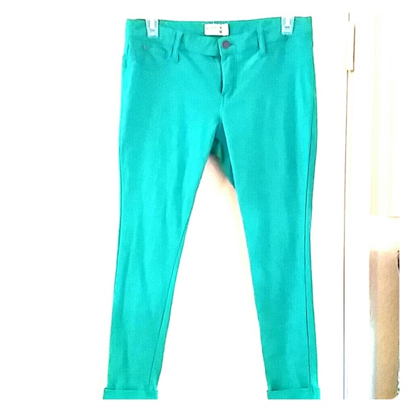 ON SALE!!! Green stretch skinny capri pants