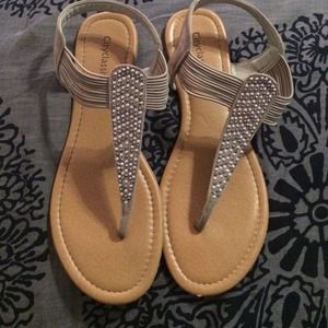 City classified sandals
