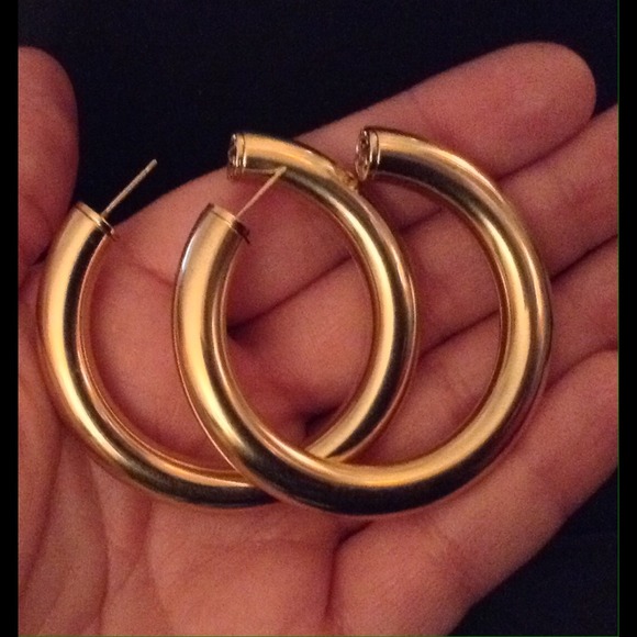 ‼️️SOLD In Bundle‼️ Monet Classic Hoop Earrings - Picture 3 of 3
