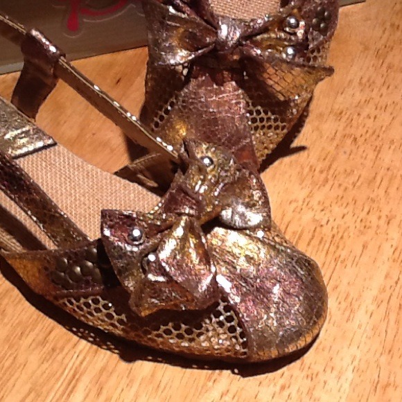 CUTE Multi-colored Closed Toed Sandals - Picture 3 of 4