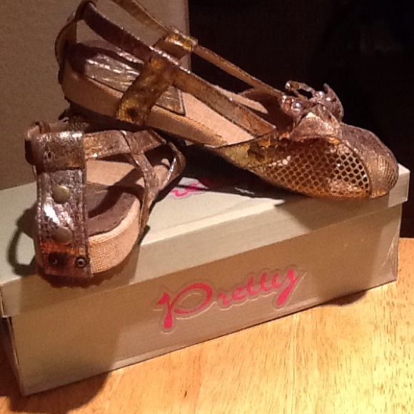 CUTE Multi-colored Closed Toed Sandals - Picture 4 of 4