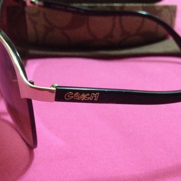 Coach Aviators sunglasses with case - Picture 2 of 2