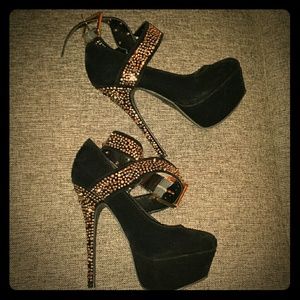 NWB Shoedazzle Cassy Shoe in Black and Gold