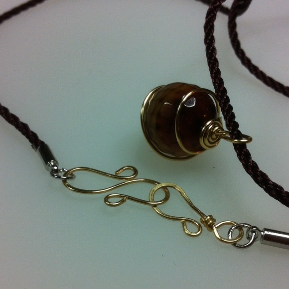 KA89 Botswana Agate on silk cord goldplated wire - Picture 3 of 3
