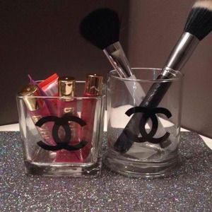 Makeup brush holder