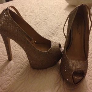 Gold glitter peep toe pumps
