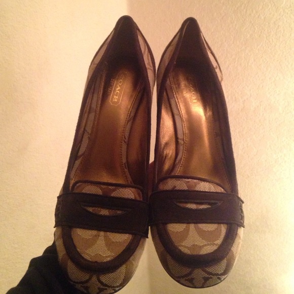 ✨Great condition Coach Monogram 7 1/2 wedges ✨