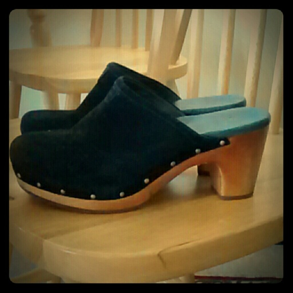 **PRICE DROP! Now $50!! Black UGG Clogs