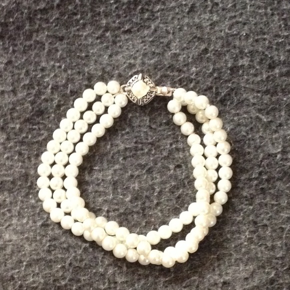 Pearl bracelet  diamonds surrounding
