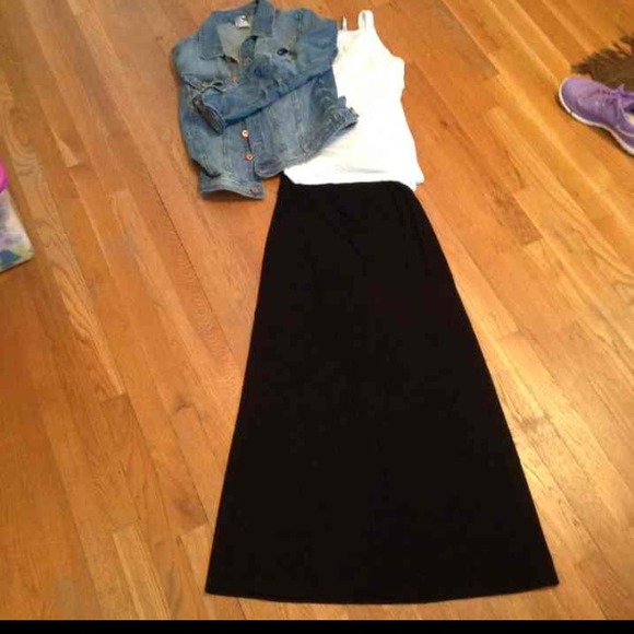 Black maxxi skirt ask for discount!
