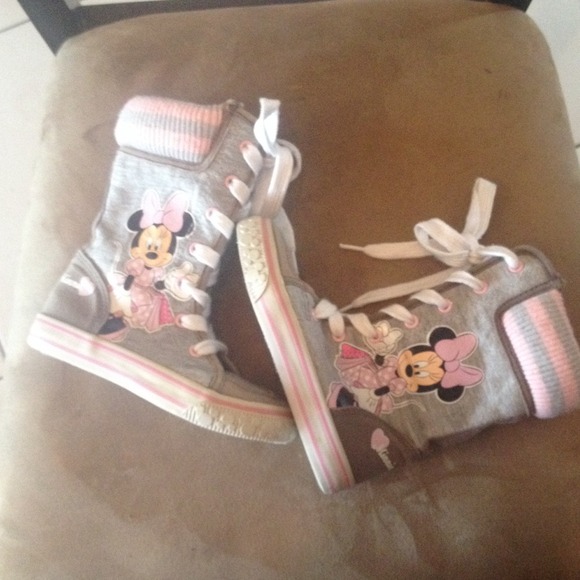 Girls high top shoes size 7. 10% MARKDOWN!!