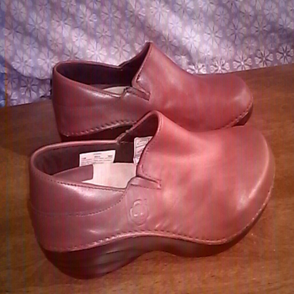 burgandy clogs