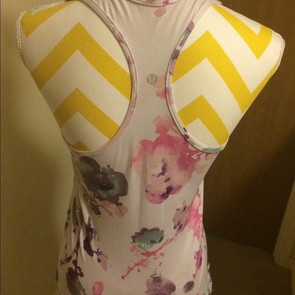 Flowered lululemon tank - Picture 4 of 4