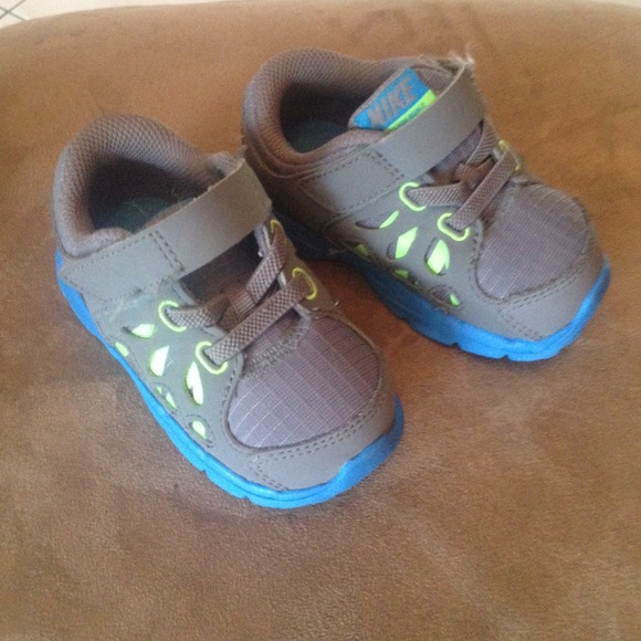 Nike Little boy sneakers. Size 5. 10% MARKDOWN!!