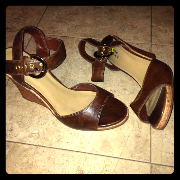 💚NEW Brown Cork Heels w/ Strap!💚