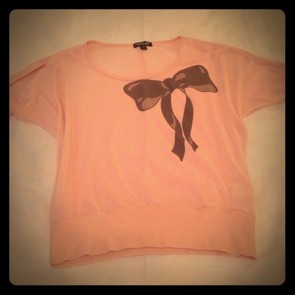 🎀Lightweight, pink, 1/4 sleeve top with gray bow