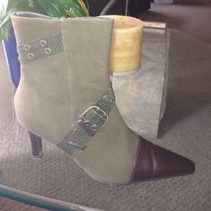 Greenish boots with buckel