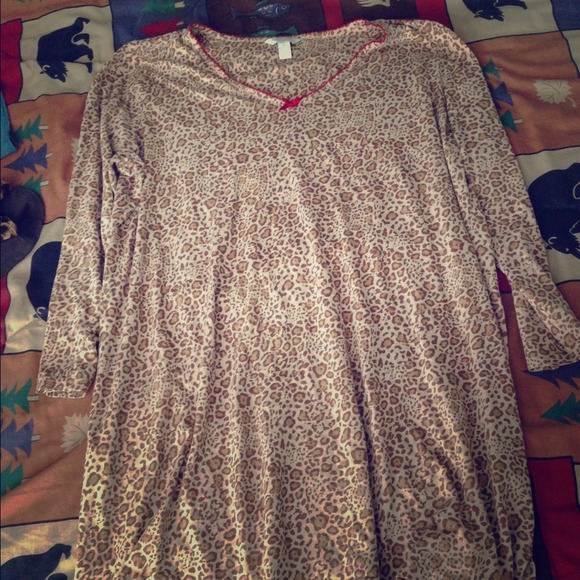 Price drop! 🚨Cheetah gown with red bow