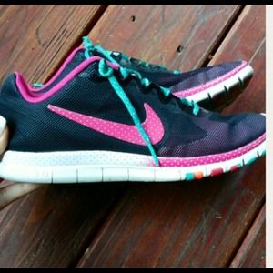 Adorable nike free 3.0 black and pink polka dot!