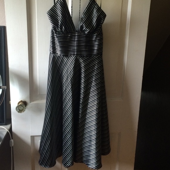 Black and white silky pinstriped dress - Picture 1 of 2