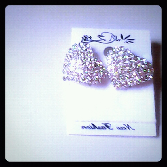 Gorgeous swarovski crystal heart-styled earrings!