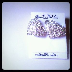 Gorgeous swarovski crystal heart-styled earrings!