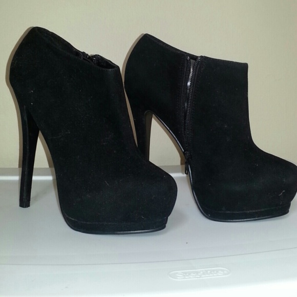 Black velvet closed-toe 6 in heels.