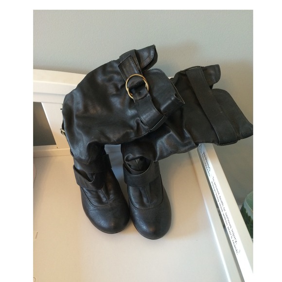 Black winter boots