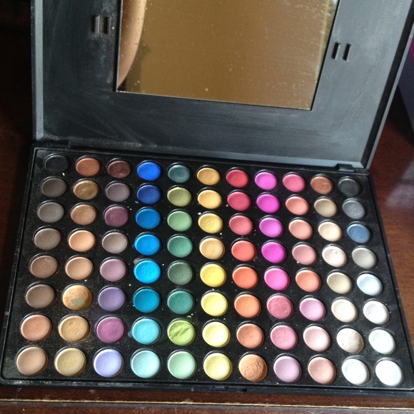 88 eye shadow pallette ( price firm)