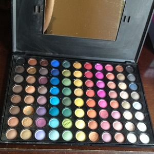 88 eye shadow pallette ( price firm)