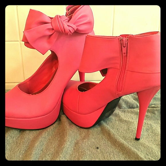 Hot pink bow pumps