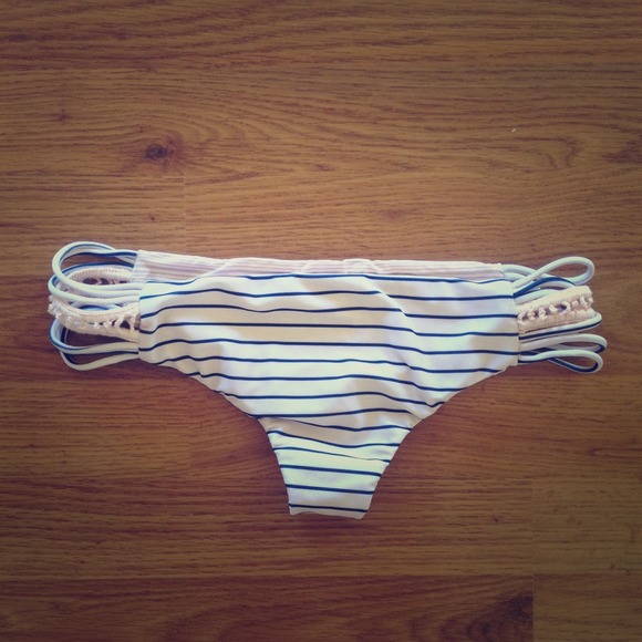 *SOLD* Acacia Swim Cape cod Pikake bottoms Large