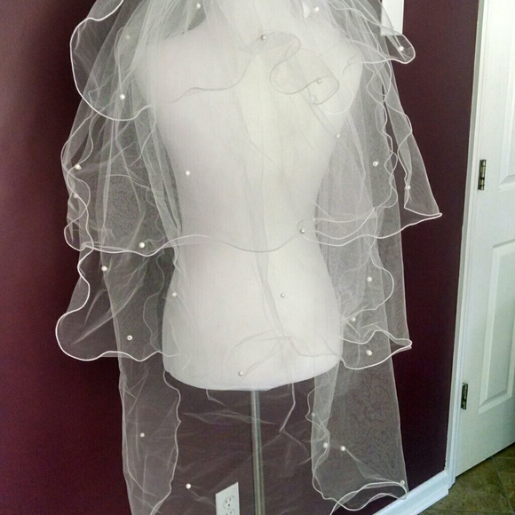 4 tier cascading ivory veil with scattered pearls