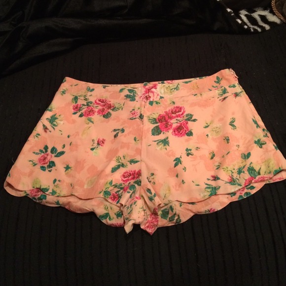 Floral shorts scallop hem.