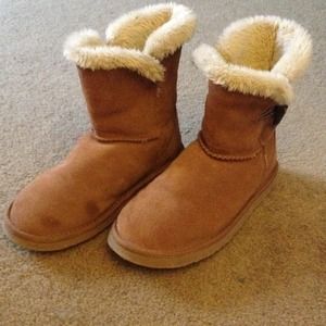 Ankle height, tan fuzzy, comfortable boots.