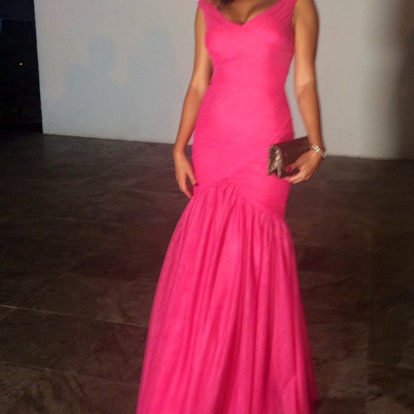 Monique Lhuillier V Neck Tulle Gown - Picture 3 of 3